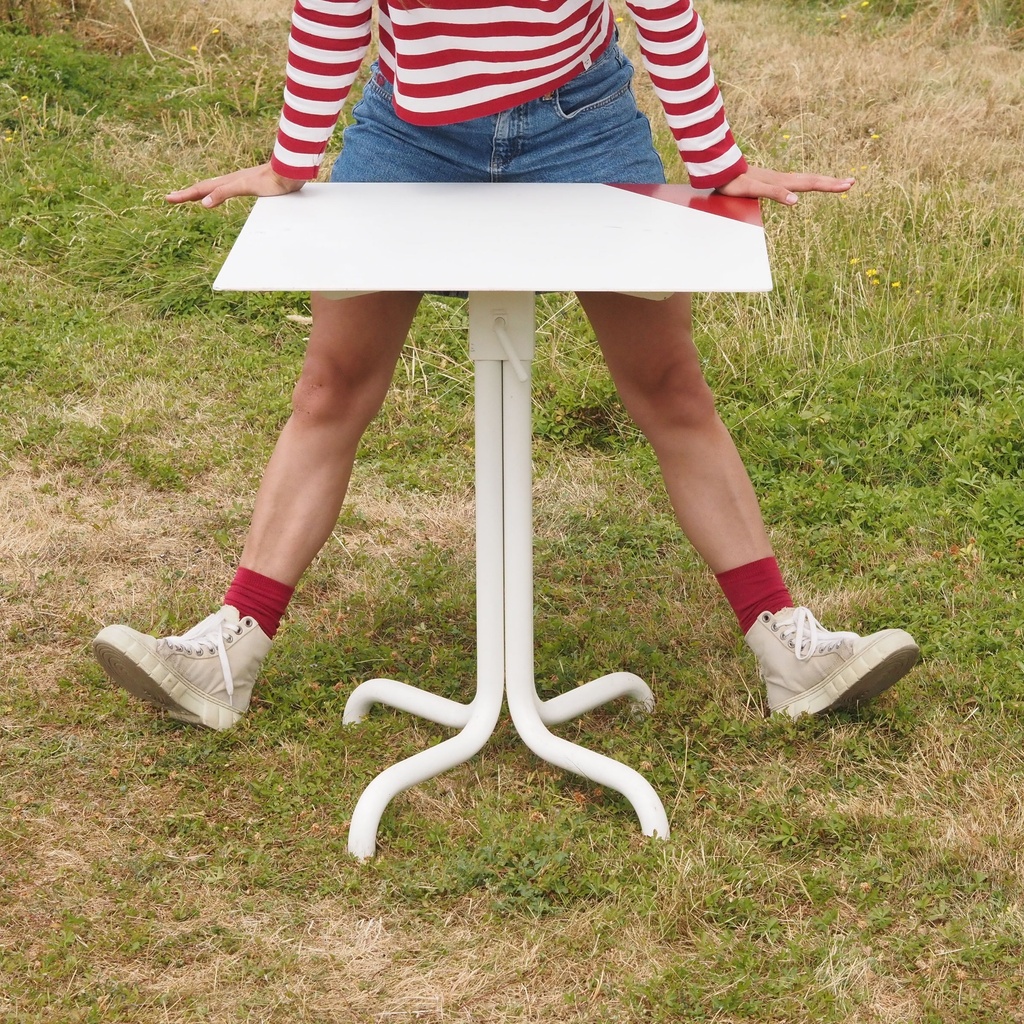 Table 'Aequus' by Pierre-Emmanuel Vandeputte - White (with various coloured corners)