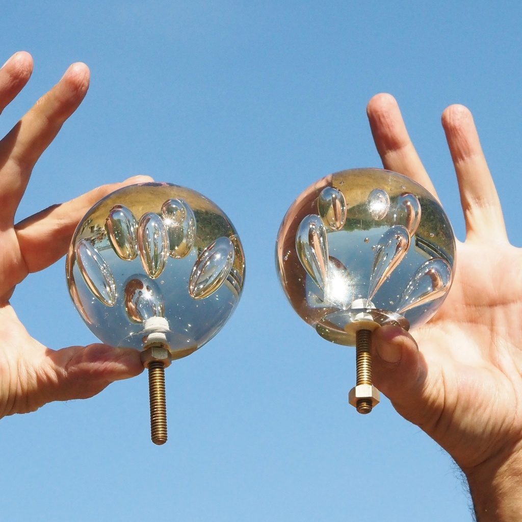 Handmade glass cabinet knob 'Teardrop' by Emery&Cie (⌀ 9 cm)