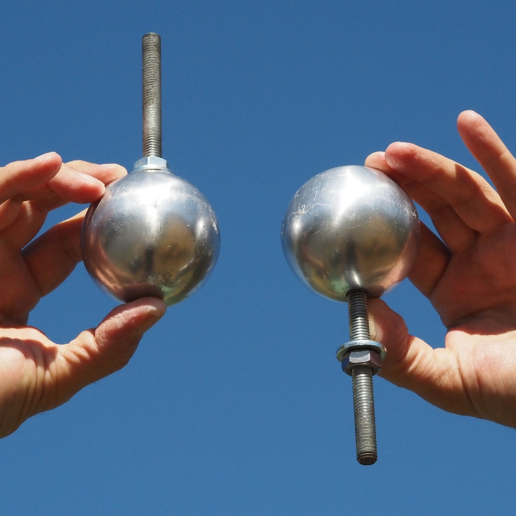 Handmade aluminium knob by Emery&Cie (⌀ 7 cm) - Sandblasted