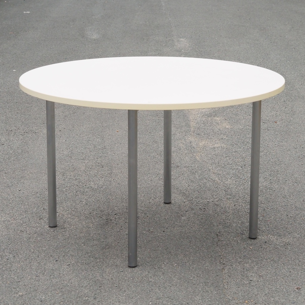 Round table by Kush+co (ø 120 cm)