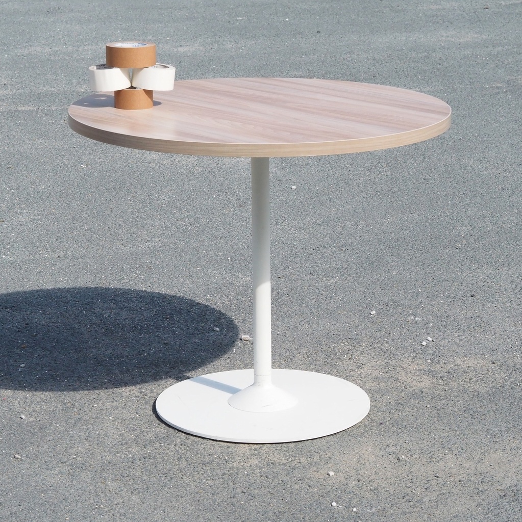 Round table in light oak laminated particle board (ø 90 cm)