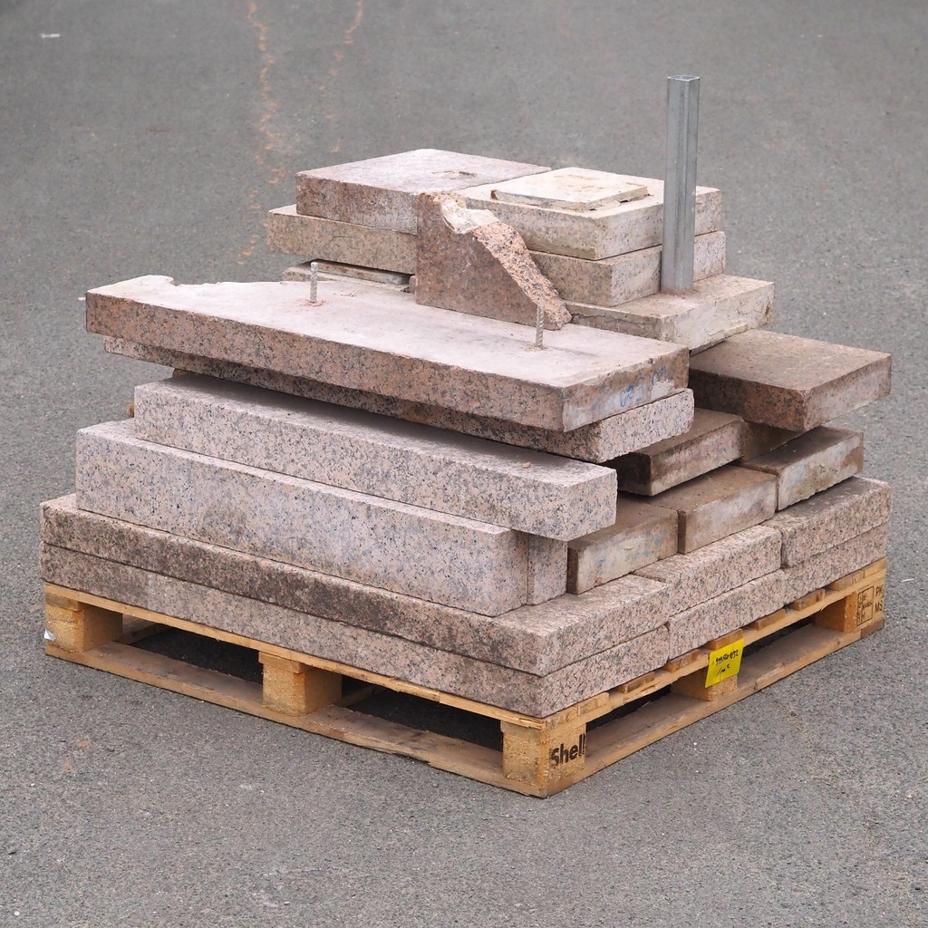 Pink granite curbstones offcuts (± 8 cm thick) - Only available in our physical shop (sold per m2)
