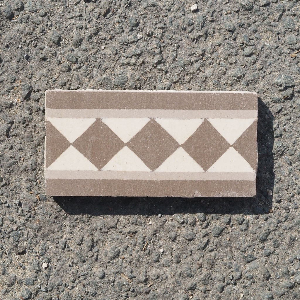 Reclaimed ceramic frieze tile by Saint Ghislain (14,3 x 7 cm) - Squares