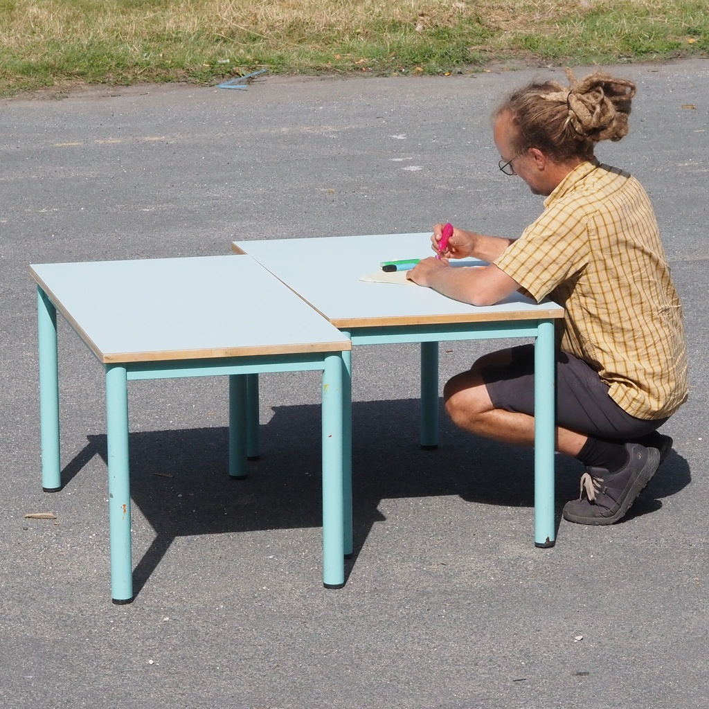 School table with wooden laminated table top and turquoise lacquered steel legs (H. 61 cm)