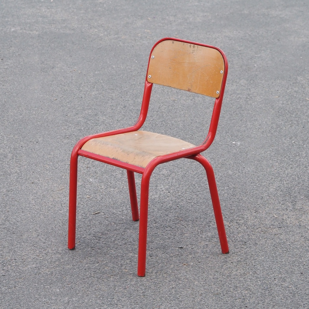 Stackable kids chair in powder coated steel and beech plywood