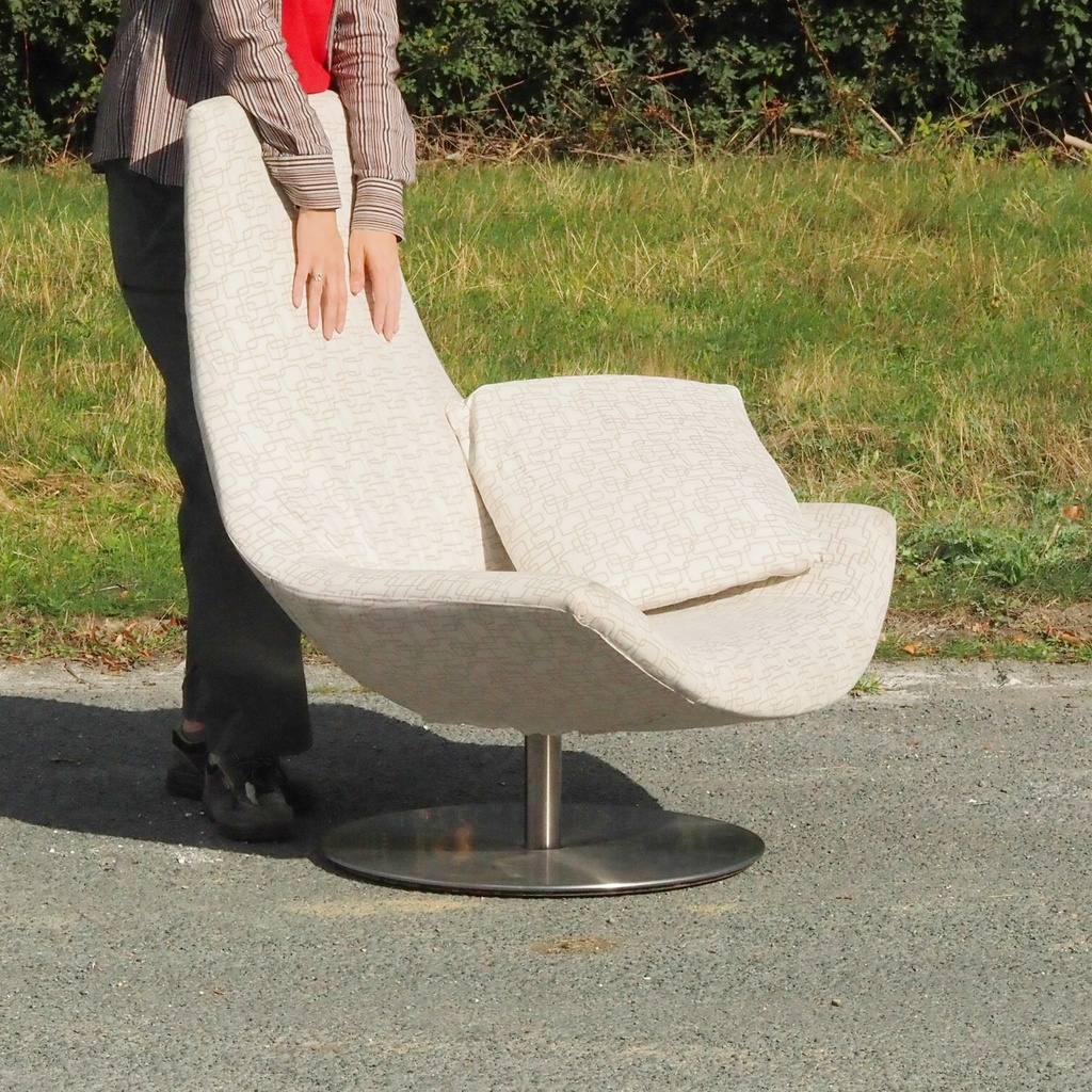 Lounge chair with removable fabric cover