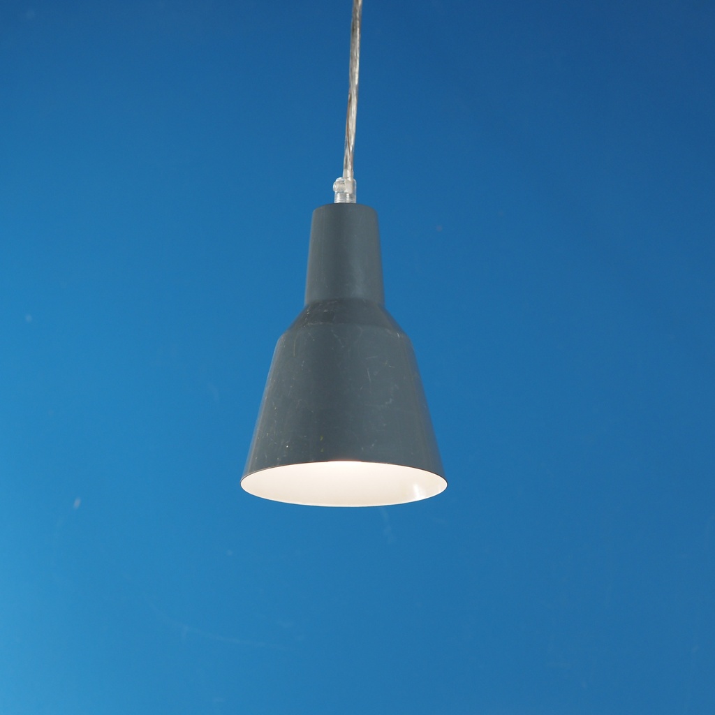 Hanging light with an aluminium spun lampshade - Grey
