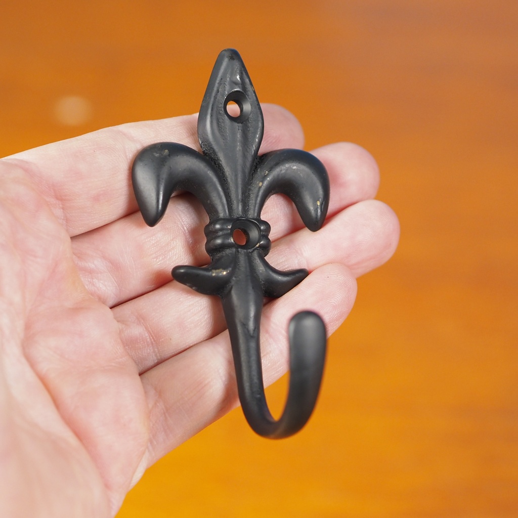 Coat hook 'Fleur de lis' in brass with black finish (H. 10 cm)