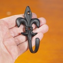 Coat hook 'Fleur de lis' in brass with black finish (H. 10 cm)