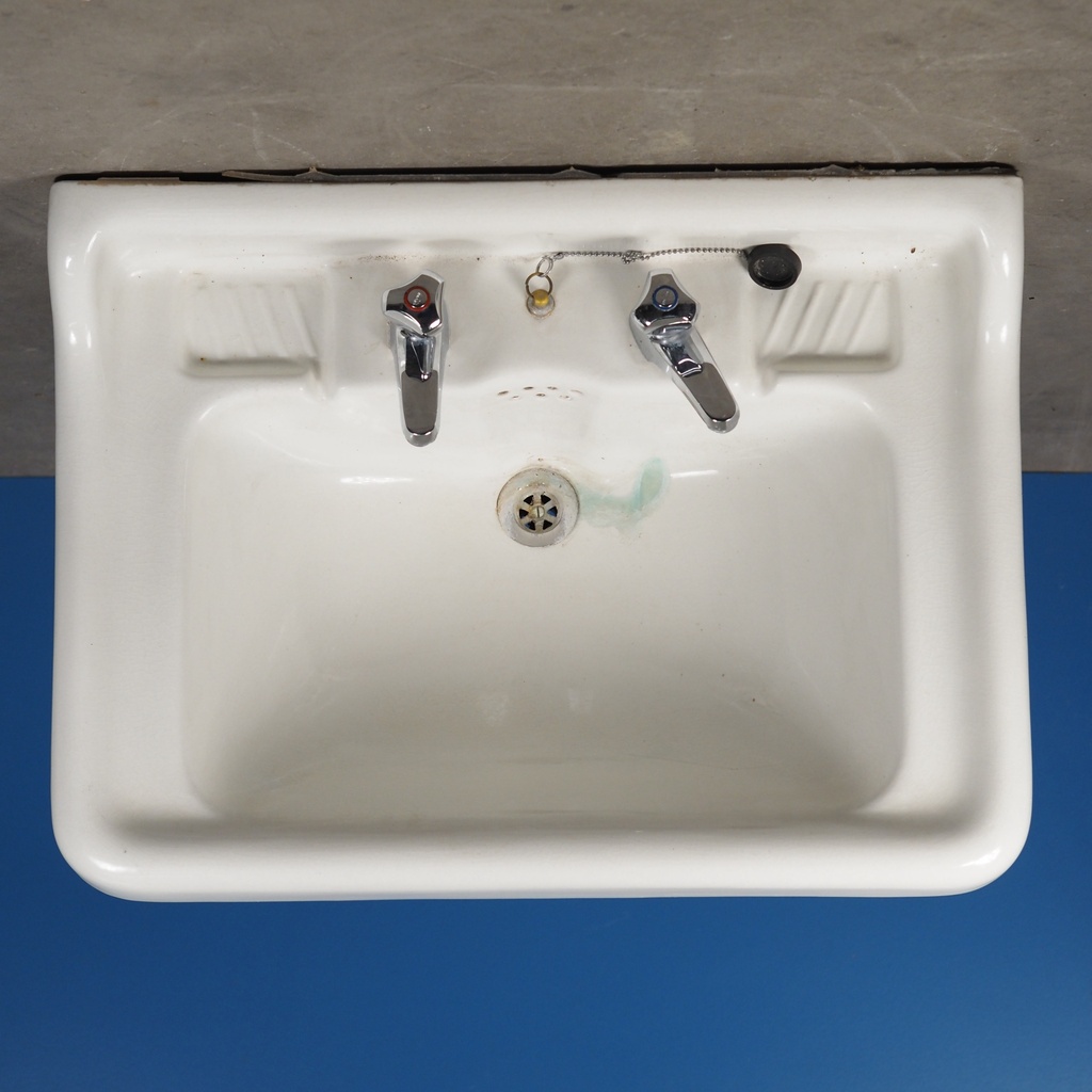 Bathroom sink in glazed ceramic by Sphinx