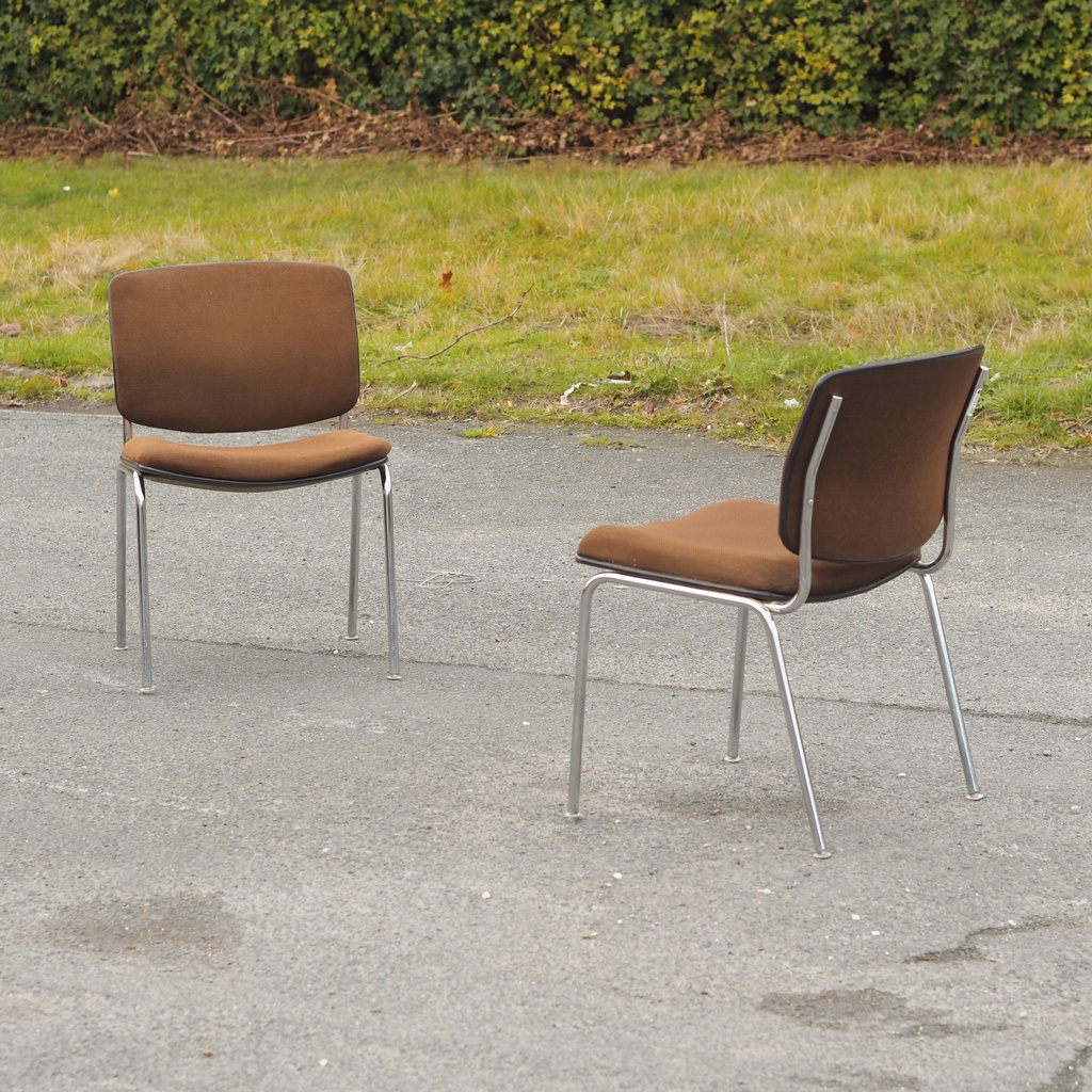 Conference chair in chromed steel and upholstered in brown fabric (ca. 1970)