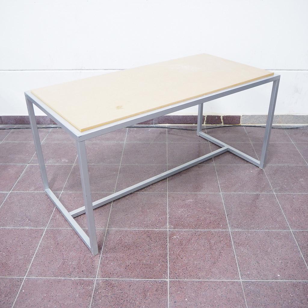 [109FUR003] Short metallic table