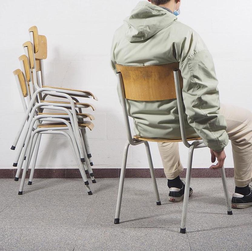 [901FUR882] Stackable chair in plywood and lacquered steel