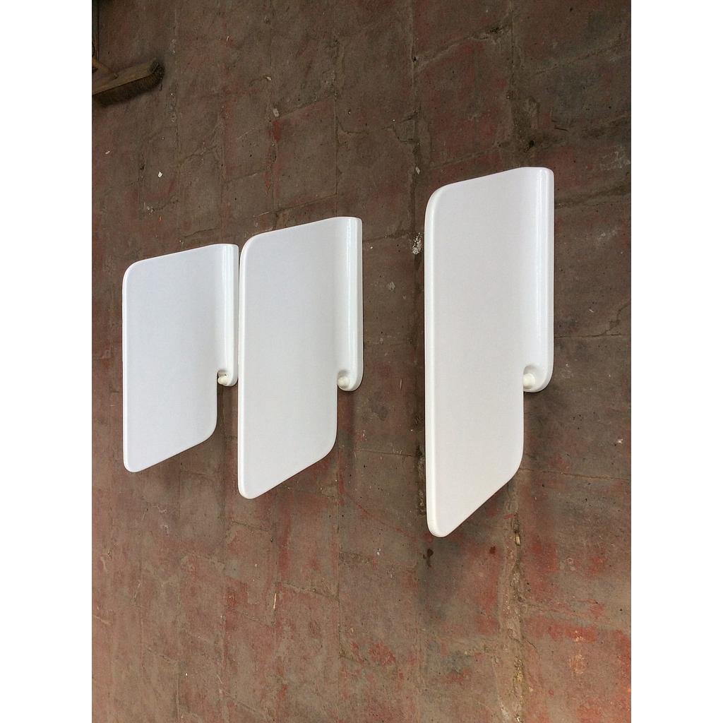 Urinal divider in porcelain