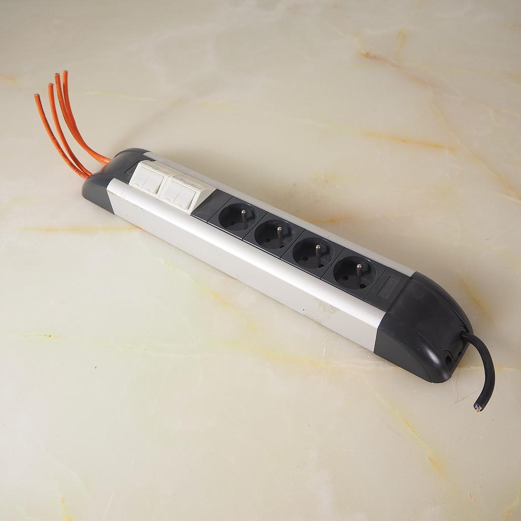 [148TEC001] Network and power plug console