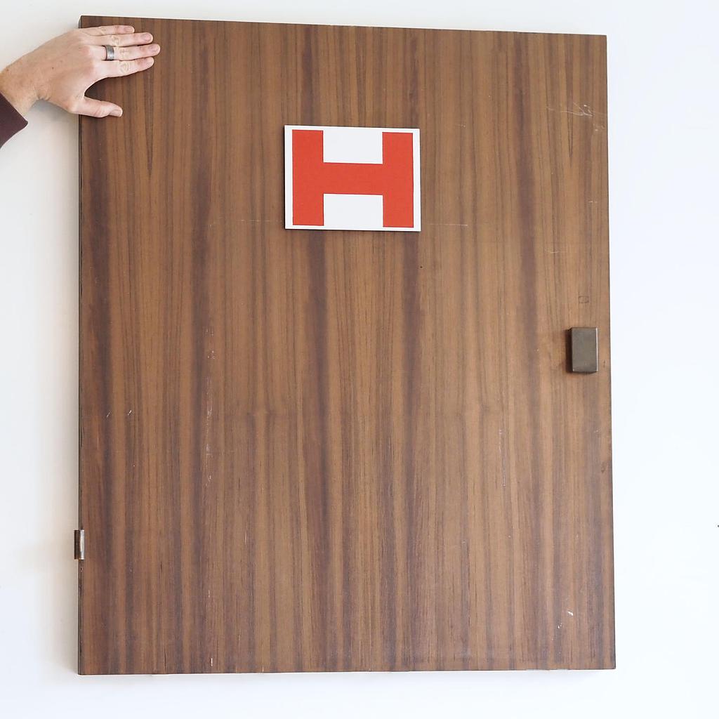 Small door with sand-cast solid bronze handle by Jules Wabbes from the Générale de Banque (93,5 cm x 78 cm)