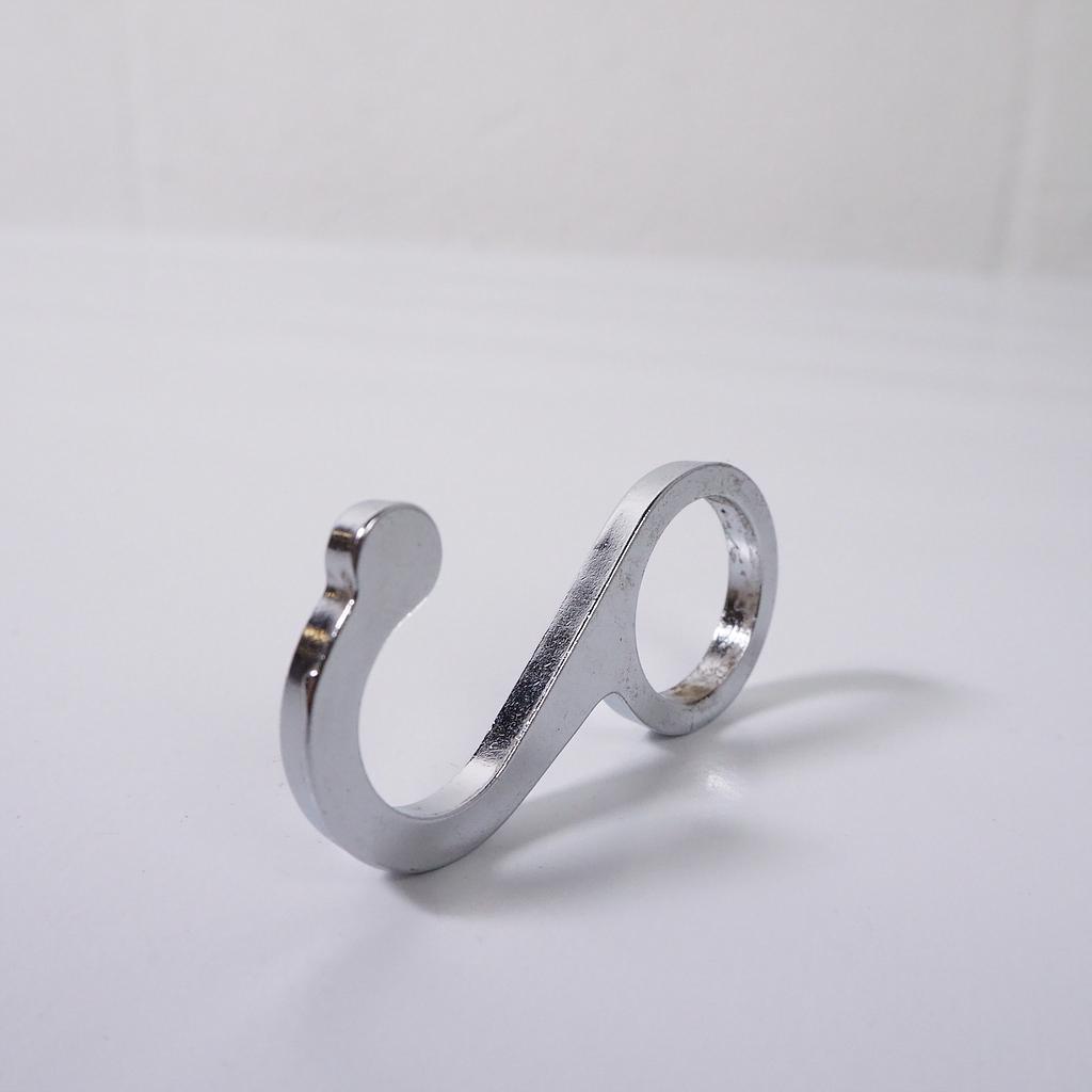 [103HAR353] Large chromed cast metal tube hooks