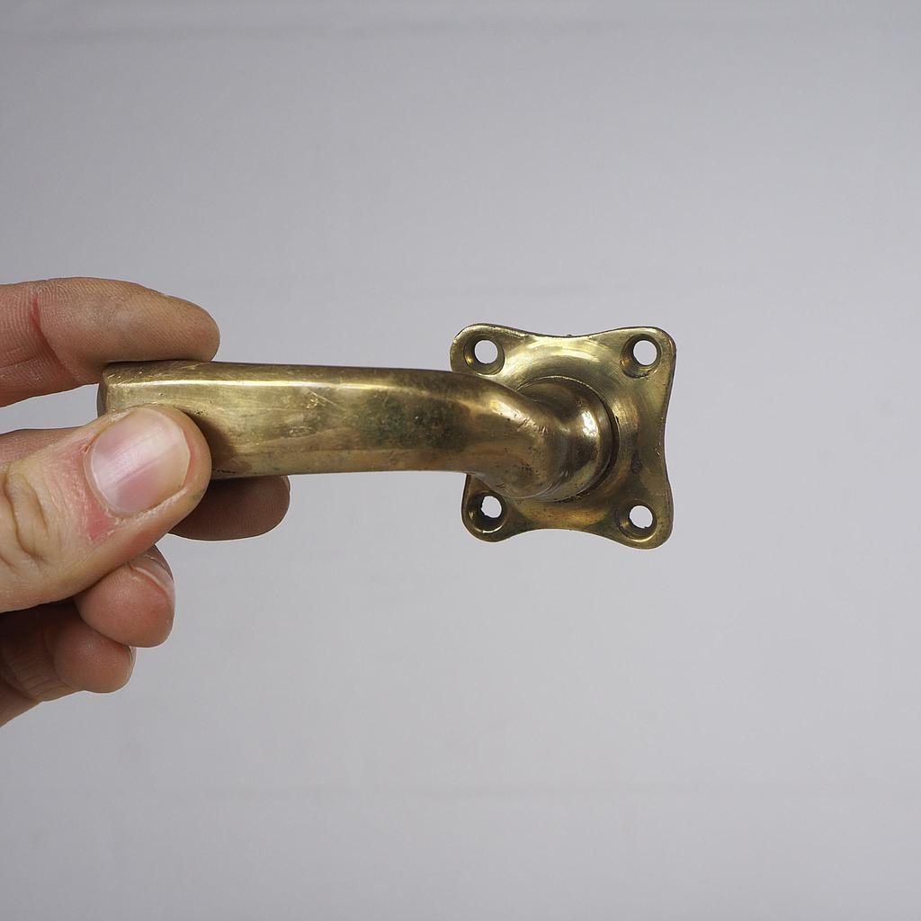 Window handle in brass (left)