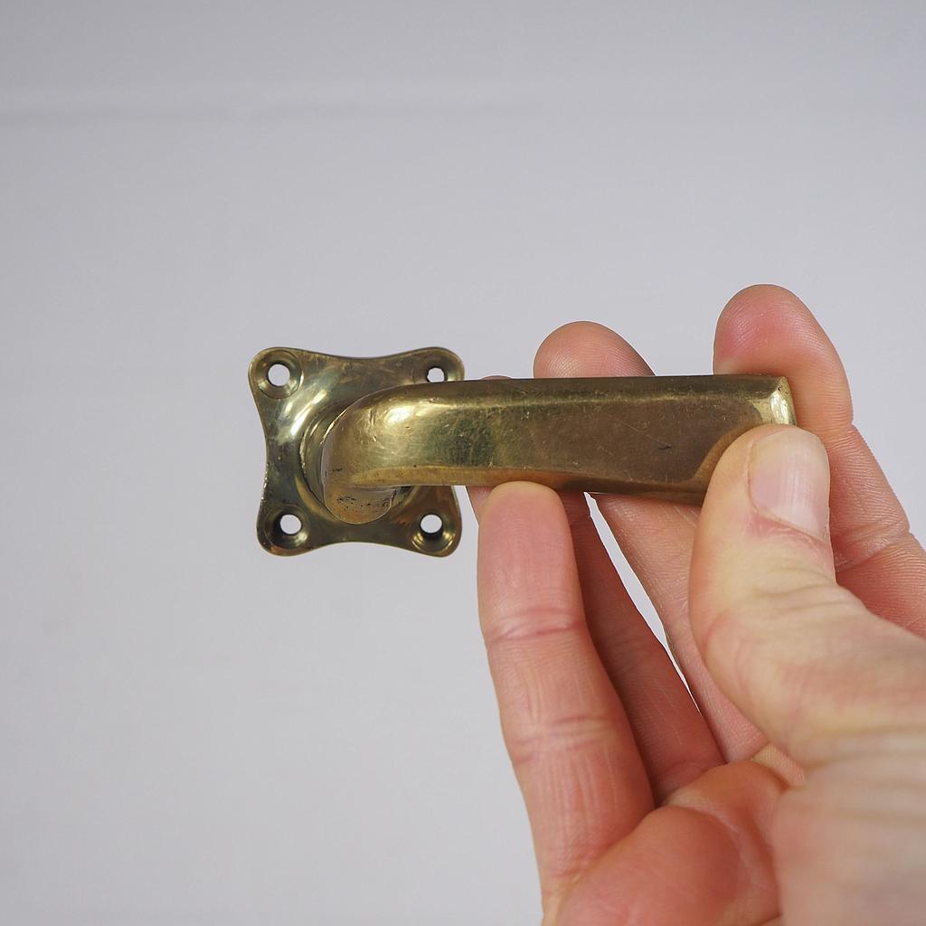 Window handle in brass (right)