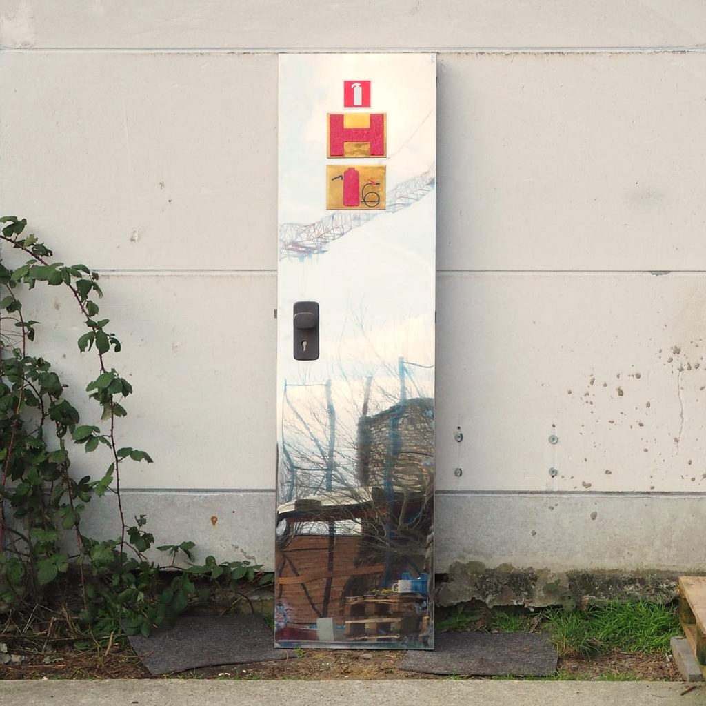 [005DOP022] Service door in stainless steel with bronze handle by Jules Wabbes (H. 199 x 52,8 cm) – Left