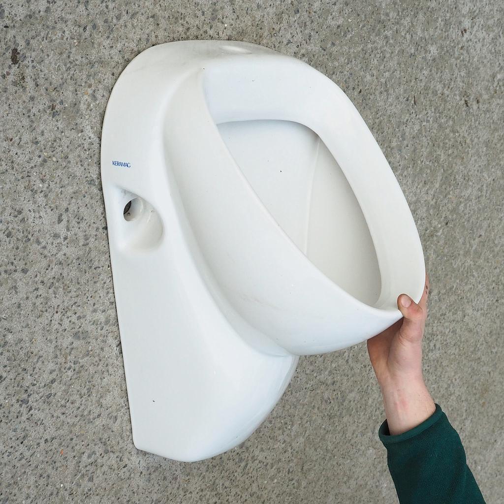 Wall mounted urinal in porcelain