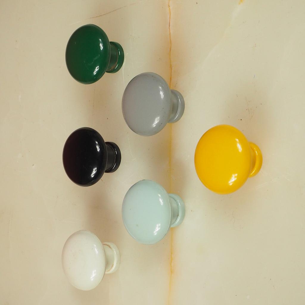 Colourful handle knob in plastic (3,5 cm)