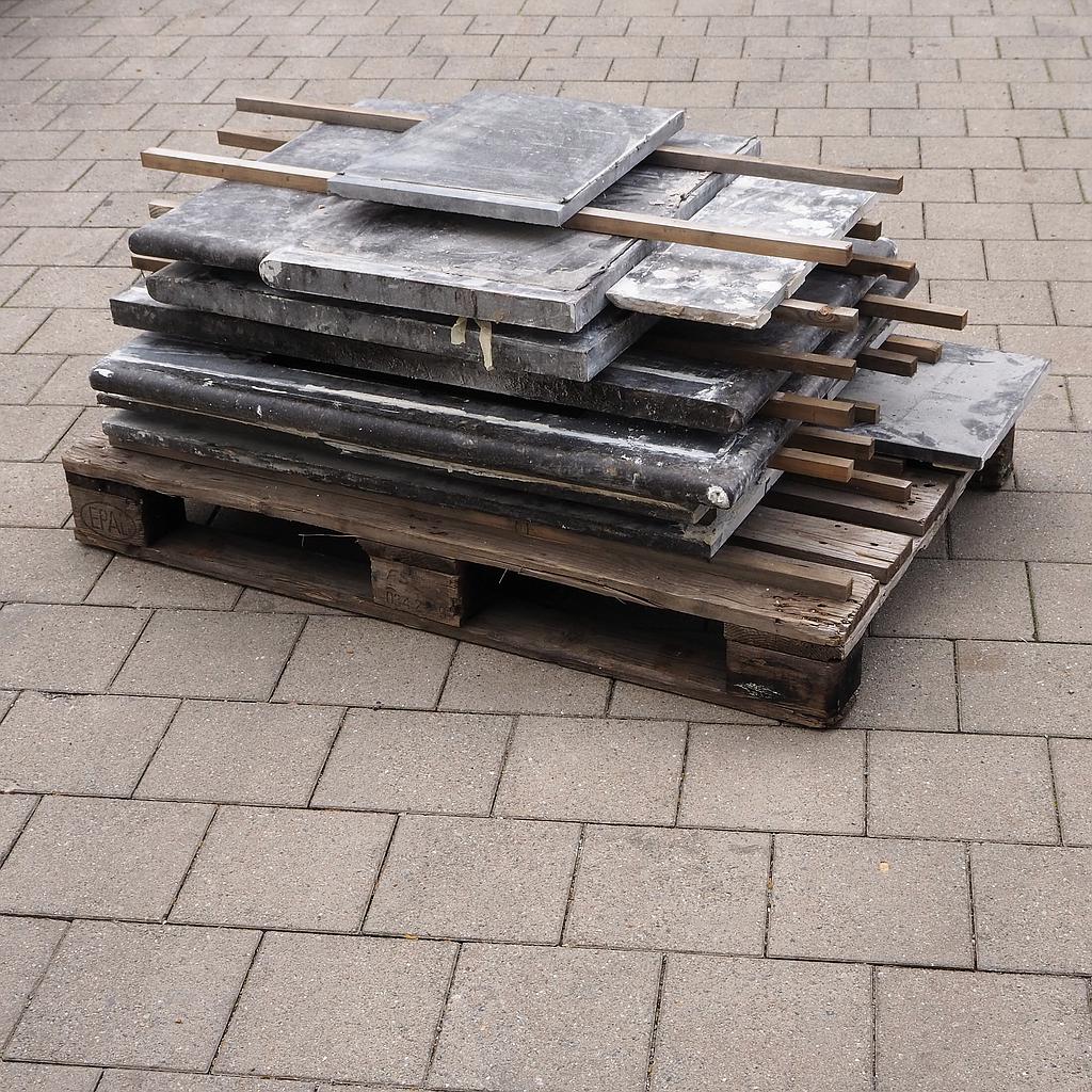 Batch of blue limestone for kitchen worktop &amp; credenza (+/- 3m2)