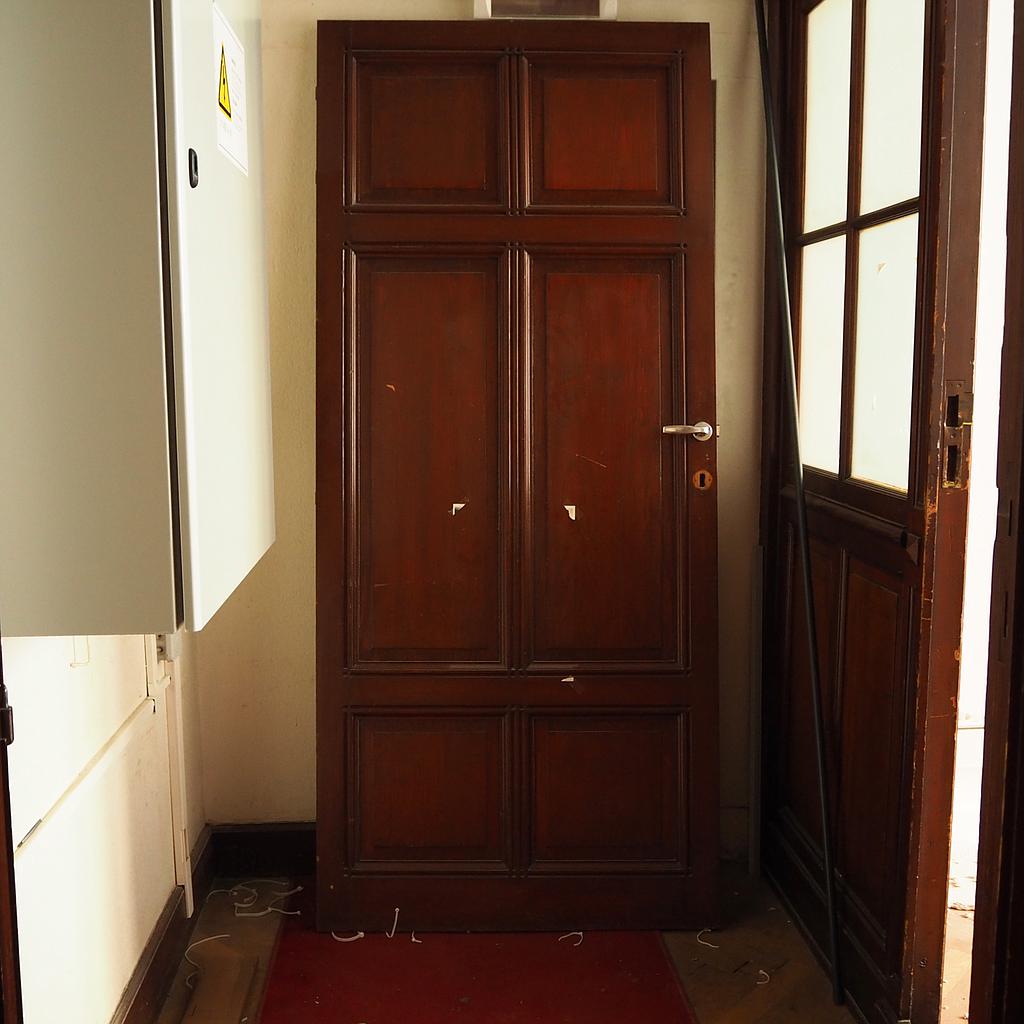 Solid wooden door from Ixelles City Hall (H. 220,5 x W. 96,6 cm) - Left