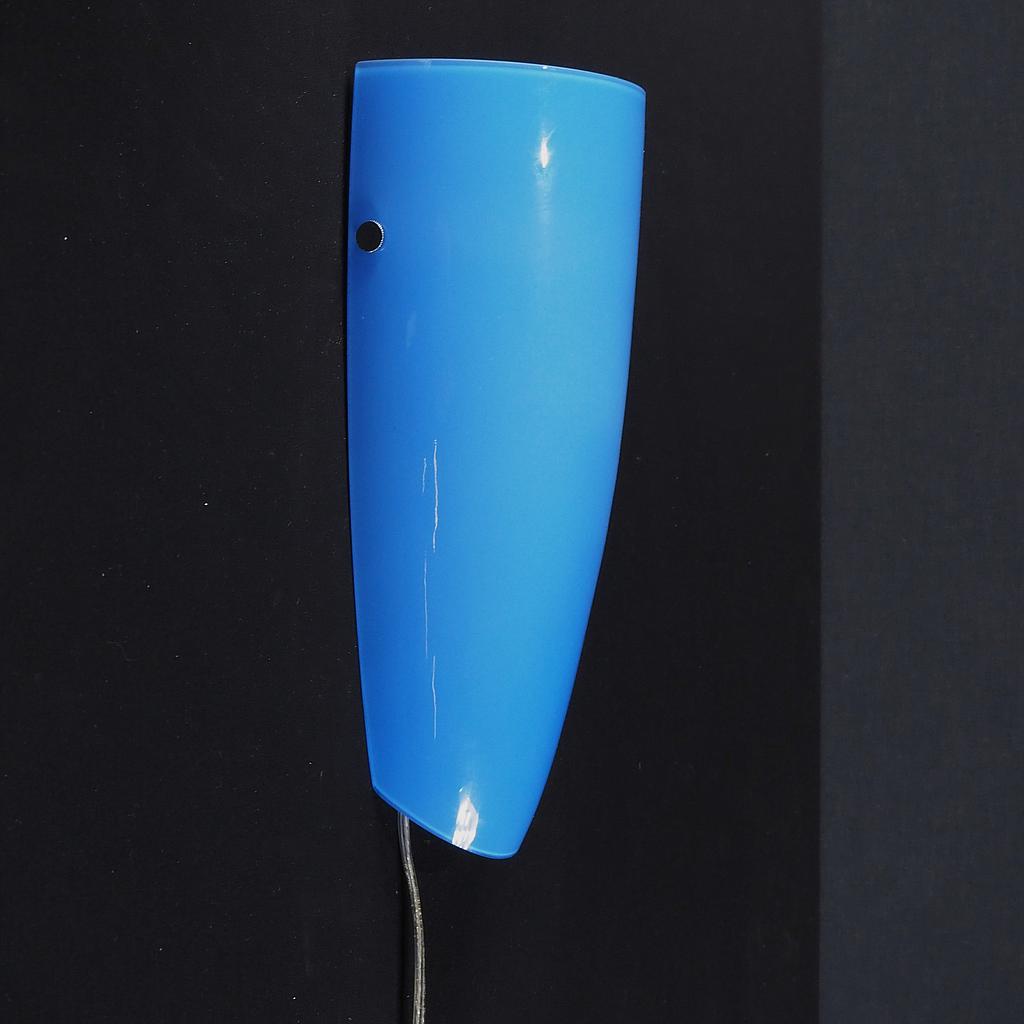 Wall light 'Naro' in glass tinted with a laminated opaline with cable &amp; power plug - Blue