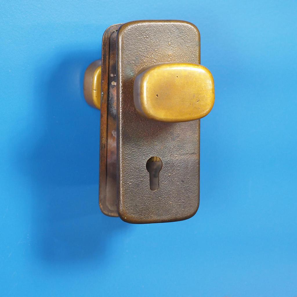 [005HAR0021] Double door pull handle with keyhole in sand-cast bronze by Jules Wabbes from the Générale de Banque - Fixed (Right)