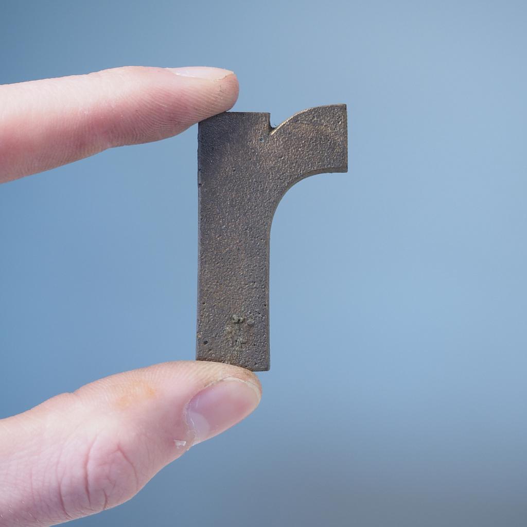 [005HAR0048] Letter 'r' in sand-cast bronze by Jules Wabbes from the Générale de Banque