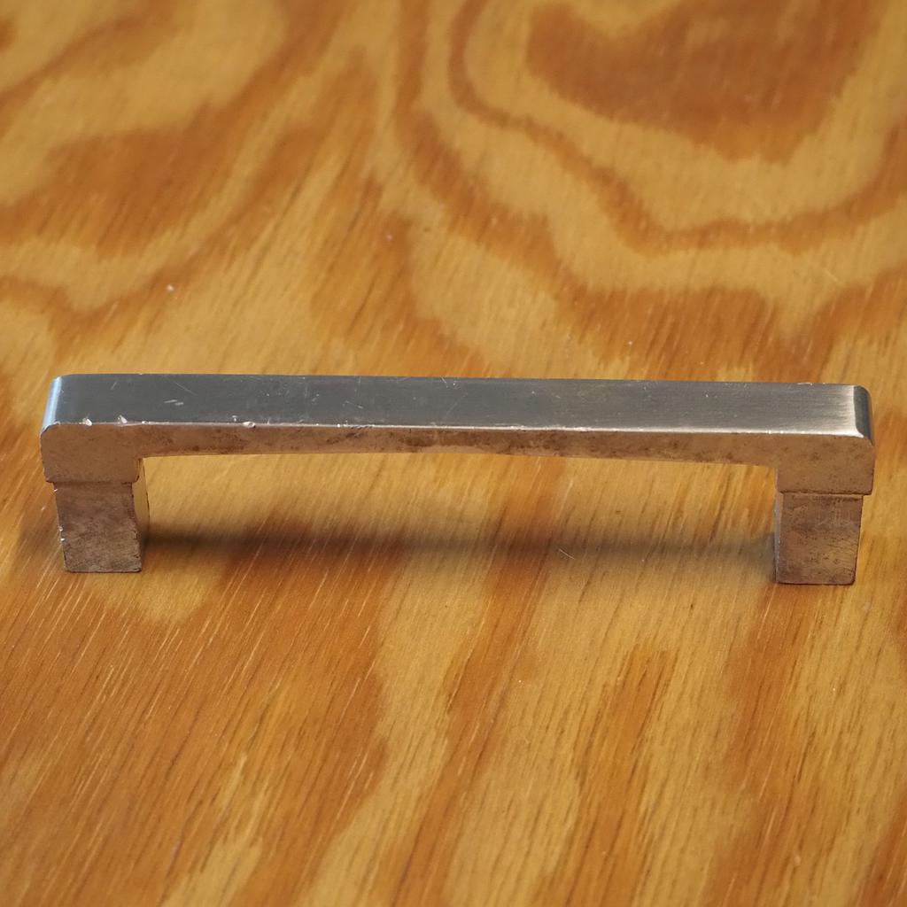 Cabinet handle in cast aluminium