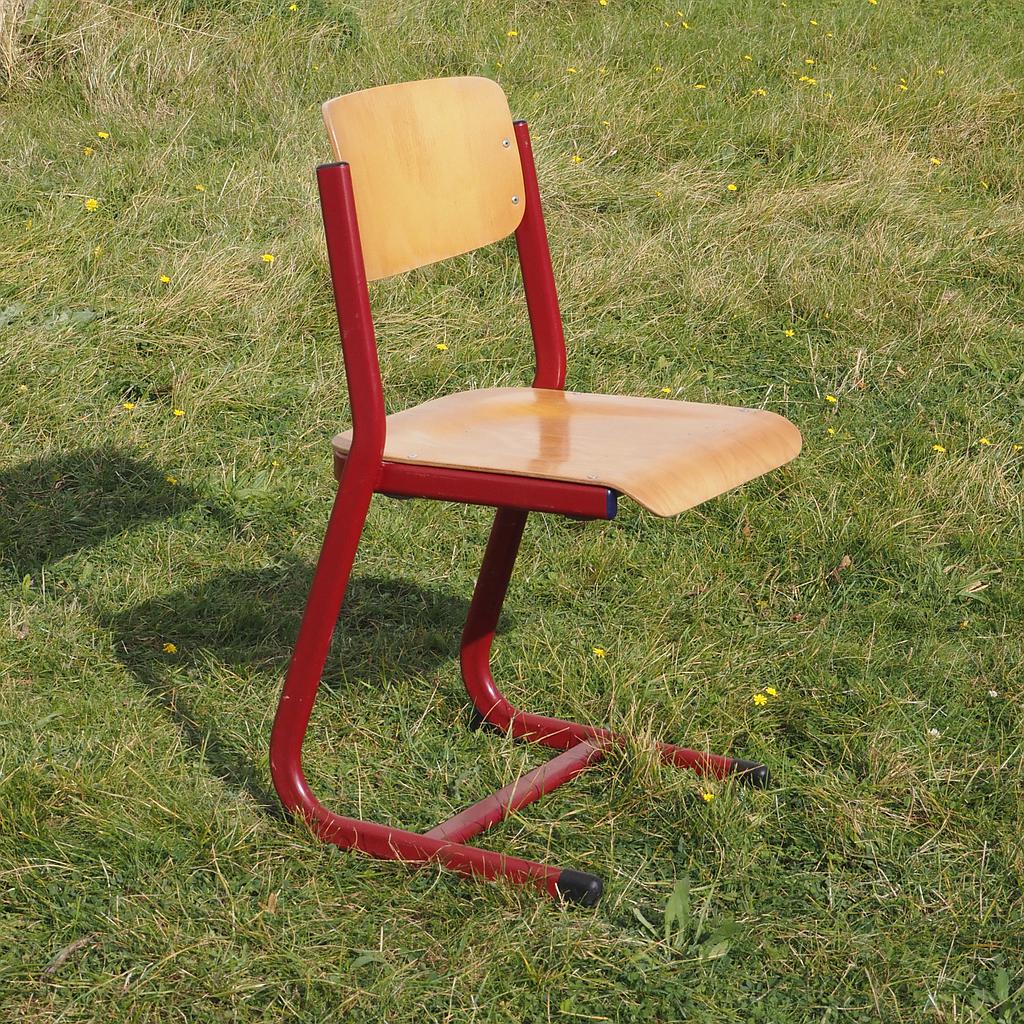 Cantilever chair in plywood and powder-coated steel legs