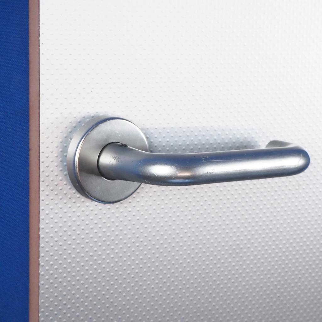 Door handle in stainless steel by Ocariz