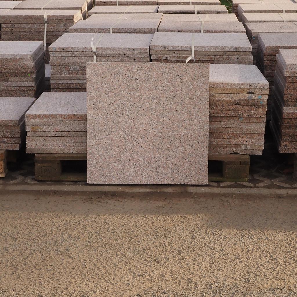 Square pink granite slabs with flamed finish (from 2,9 to 3,2 cm thick) - Sold per m2