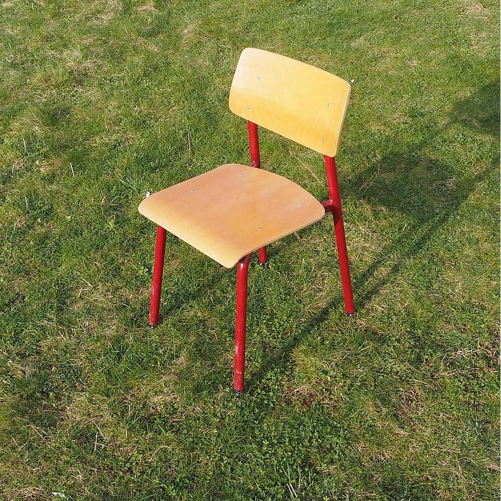 Chair in beech plywood and powder-coated steel legs by Presikhaaf