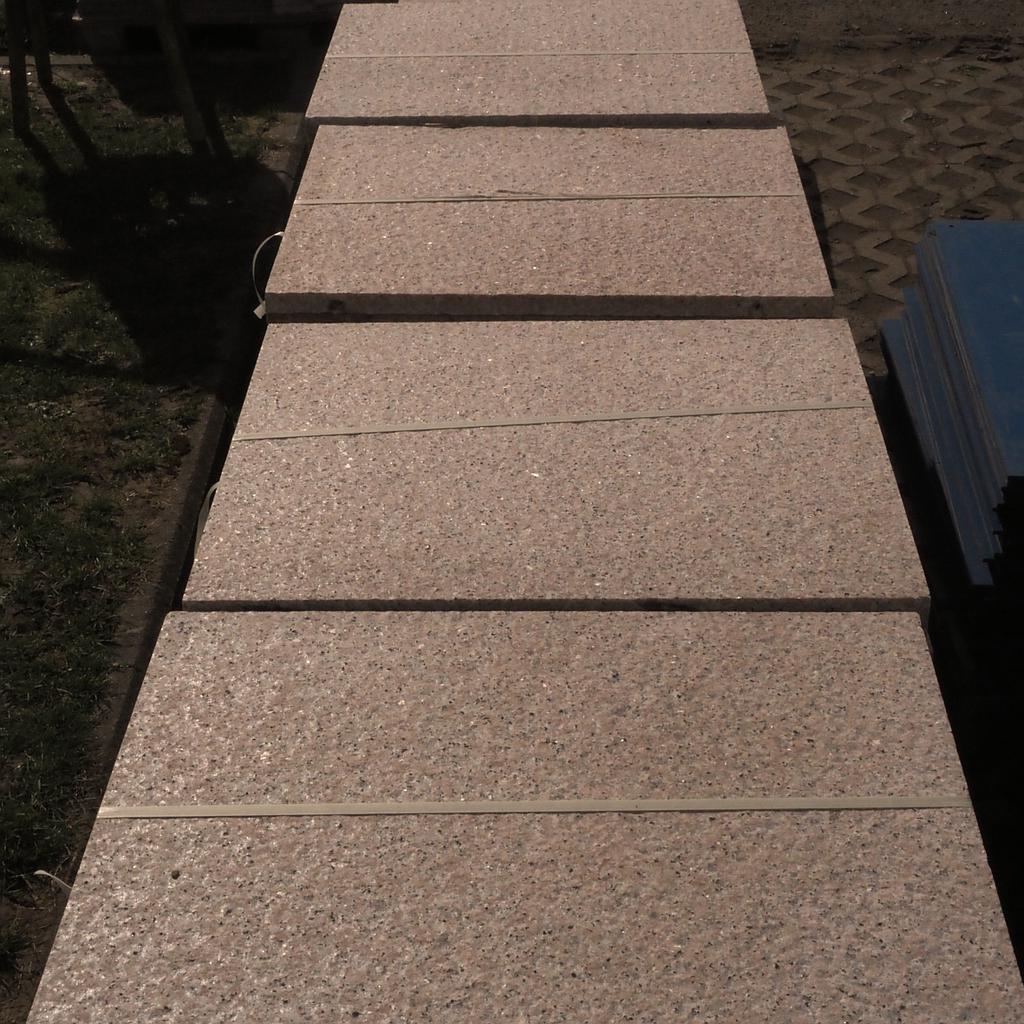 Pink rectangular granite slabs with flamed finish (L. 76,5 cm) - Sold per m2