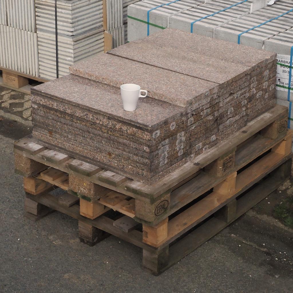 Batch of pink rectangular granite slabs with polished finish (± 6 m2)