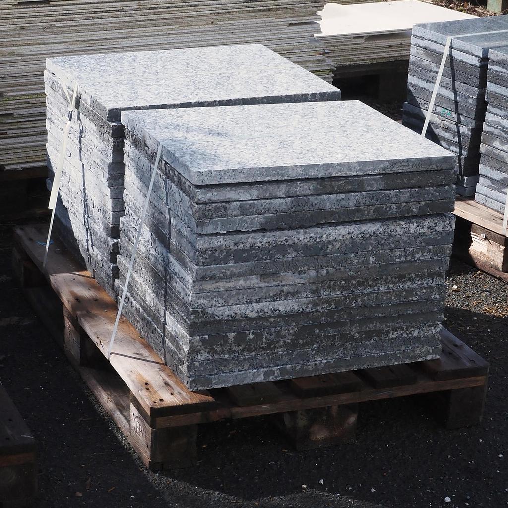 [217FLO005] Batch of light grey granite tiles with polished finish (± 9 m2)
