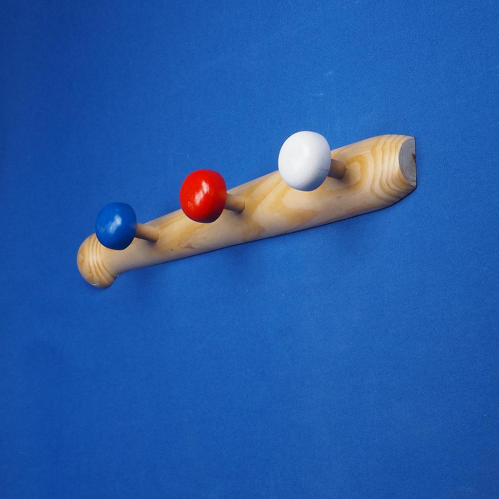 Coat hook 'Baseball' in pine with 3 painted nuts (L. 39 cm)