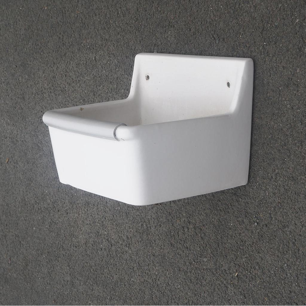Bucket sink in ceramic