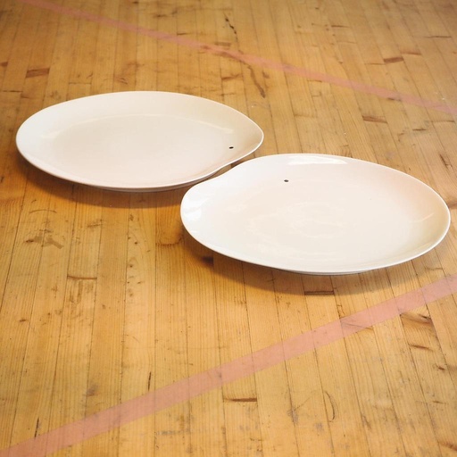 [B0414085] Box of 2 serving plates 'Facing Food' by Roel van de Beek for Serax (⌀ 32 cm)