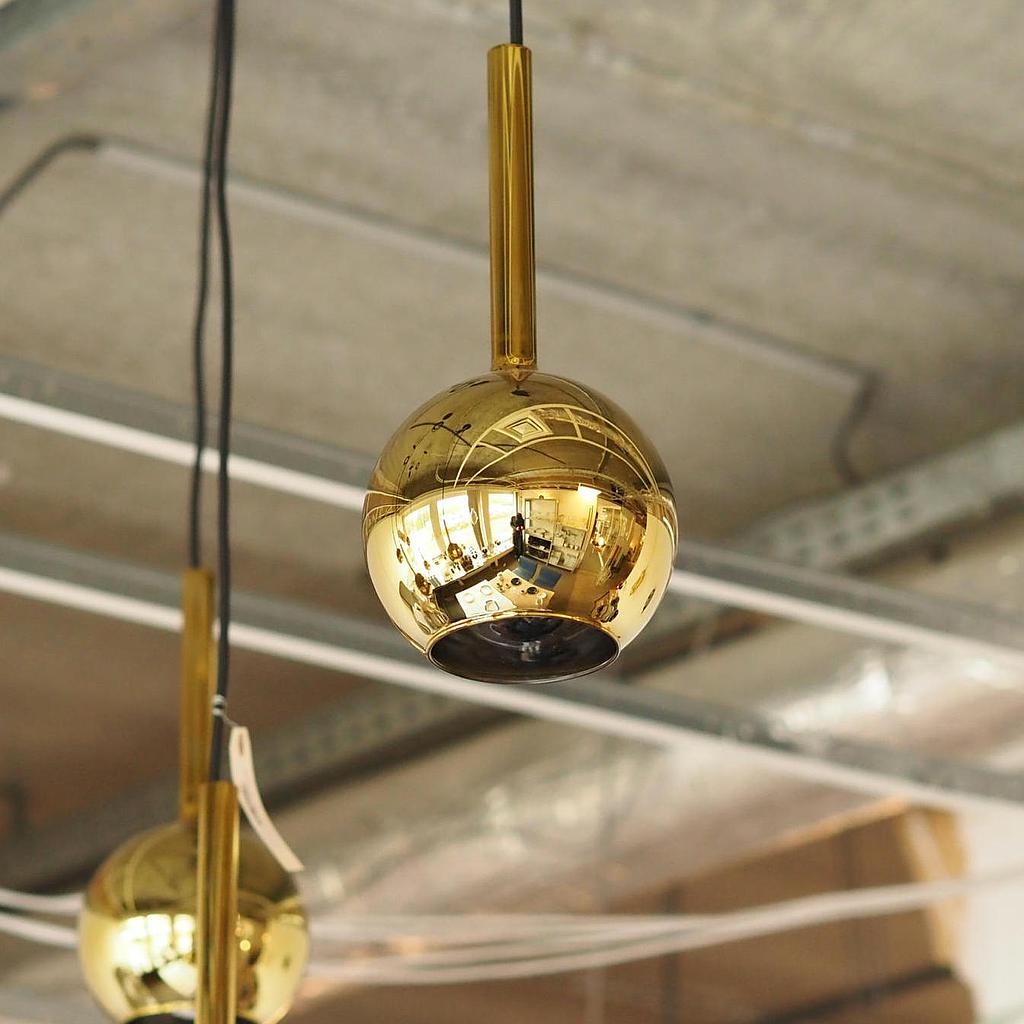 Hanging light 'Gold drop' in glass with gold finish by Utilicht