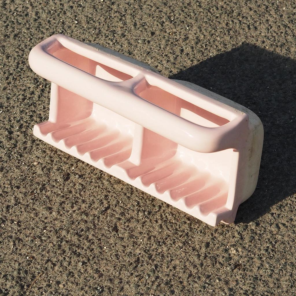 Double recessed soap holder in pink glazed porcelain (ca. 1970)