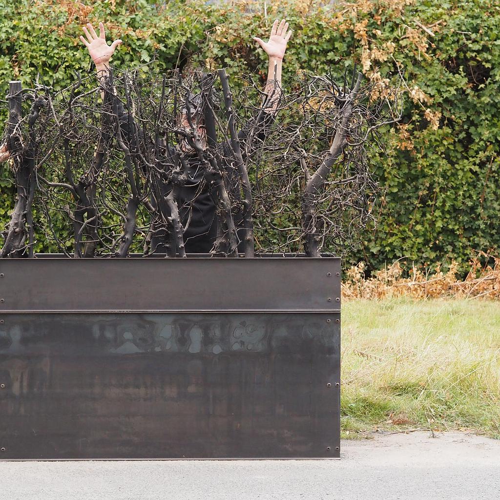 [230FUR511] Partition in steel with decorative element 'Black Bush' by Christophe Gevers from the Générale de Banque (L. 510 cm)