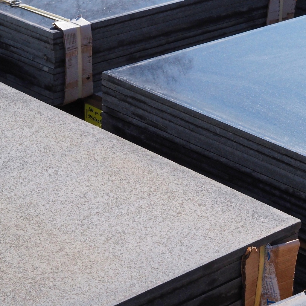 [999CLA055] Square slab in black gabbro (granite) from the Montparnasse train station complex (115 x 115 cm)