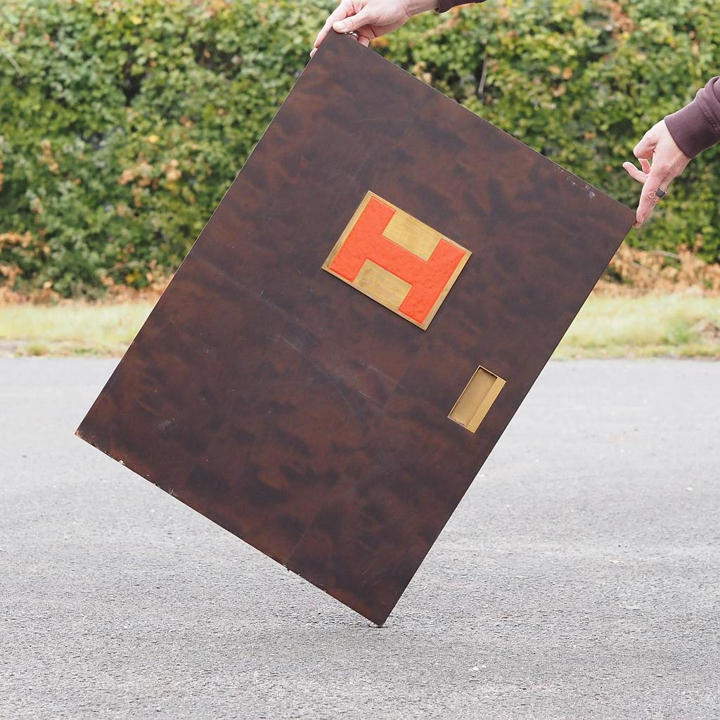 Small door with brass handle and signage by Jules Wabbes from the Générale de Banque (59,5 x 80 cm)