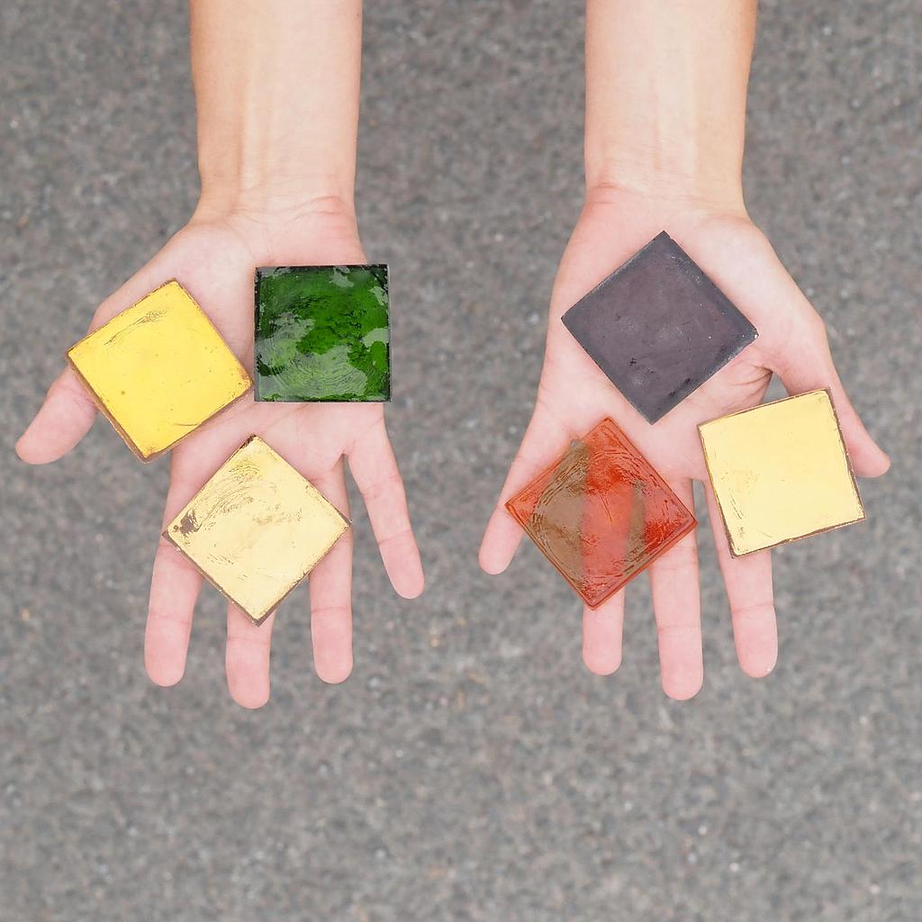 Handmade glass tile by Emery&amp;Cie (5 x 5 cm) - Only available in our physical shop