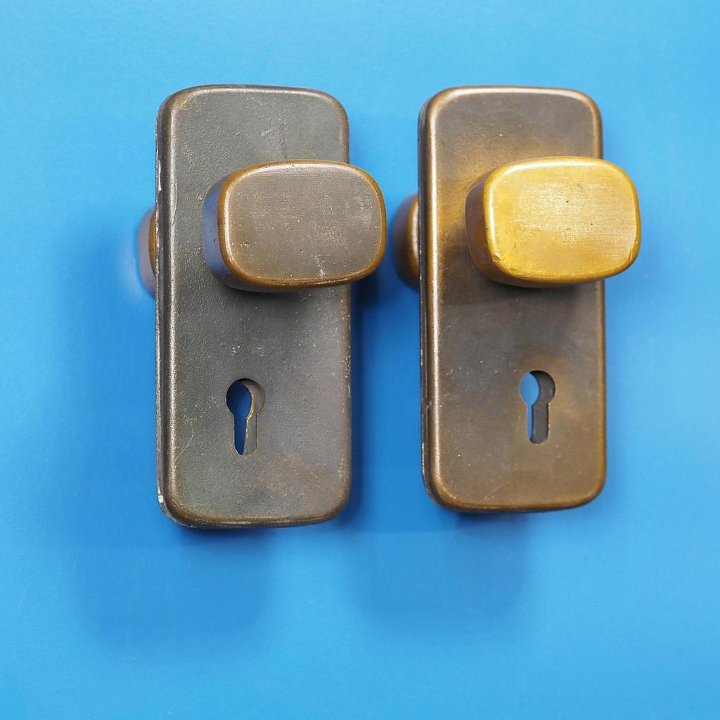 Double door handle with keyhole in sand-cast bronze by Jules Wabbes from the Générale de Banque - Swivel (Right or Left)