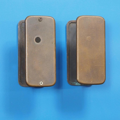 [005HAR215] Double handle plate in sand-cast bronze by Jules Wabbes from the Générale de Banque - Hole on one side (Right)